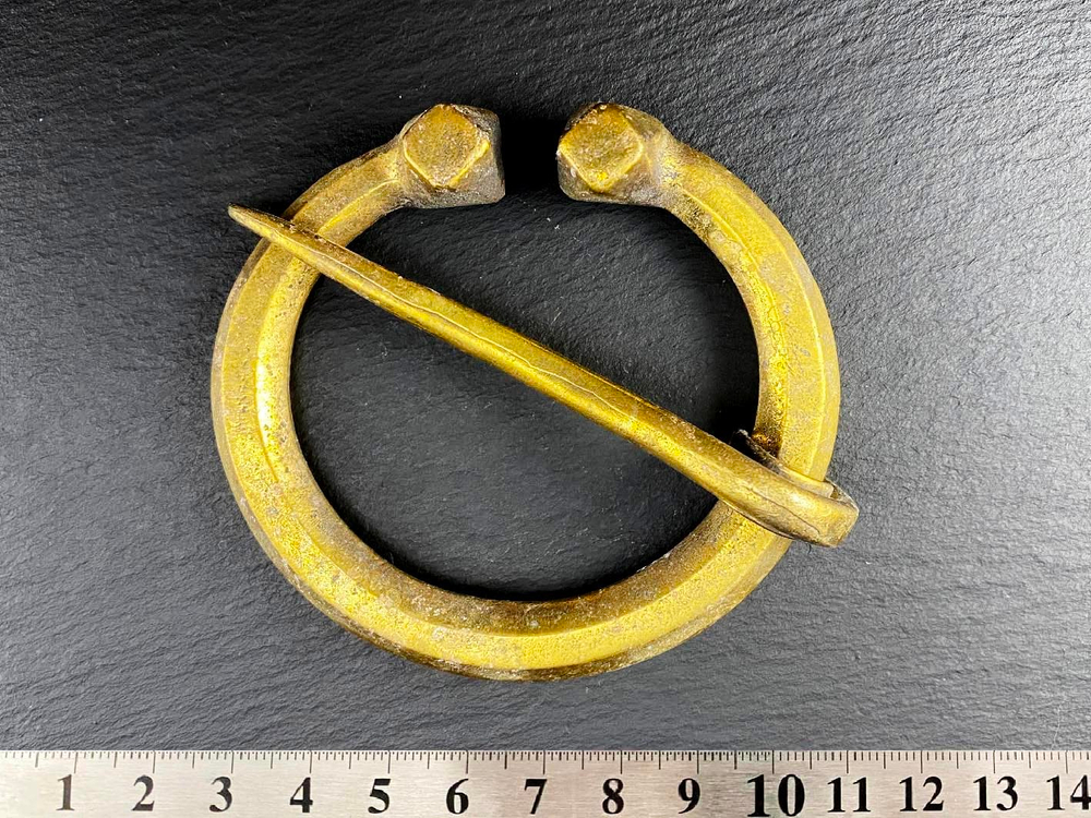 Фибула. Бирка (716), 10 в.