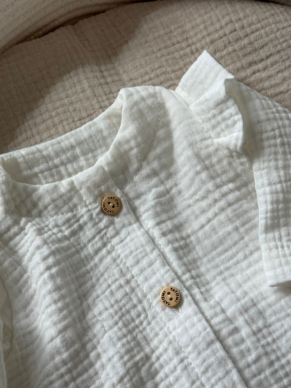 Комбинезон с рюшами и чепчик, Белый