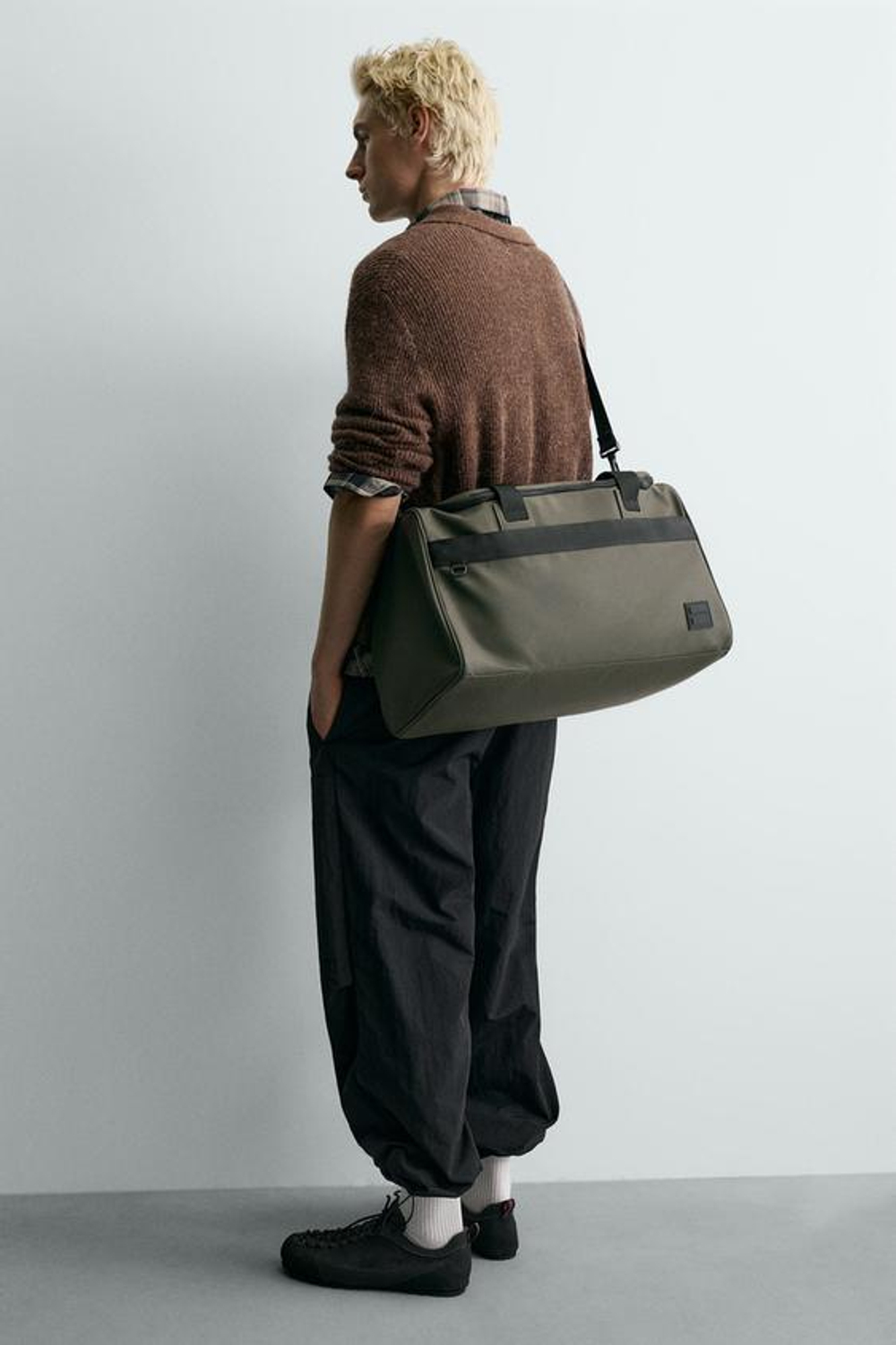 ZARA ПРОРЕЗИНЕННАЯ ДОРОЖНАЯ СУМКА, ЗЕЛЕНЫЙ ХАКИ