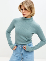 Зеленая водолазка в рубчик