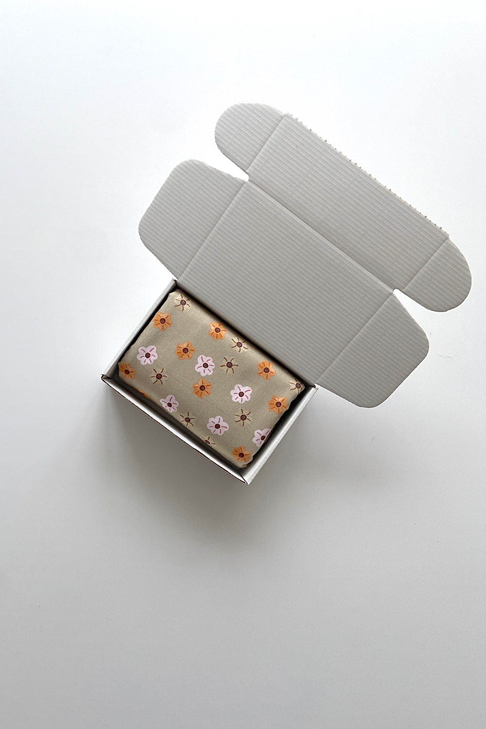 Непромокаемая пеленка "Цветочки на бежевом"