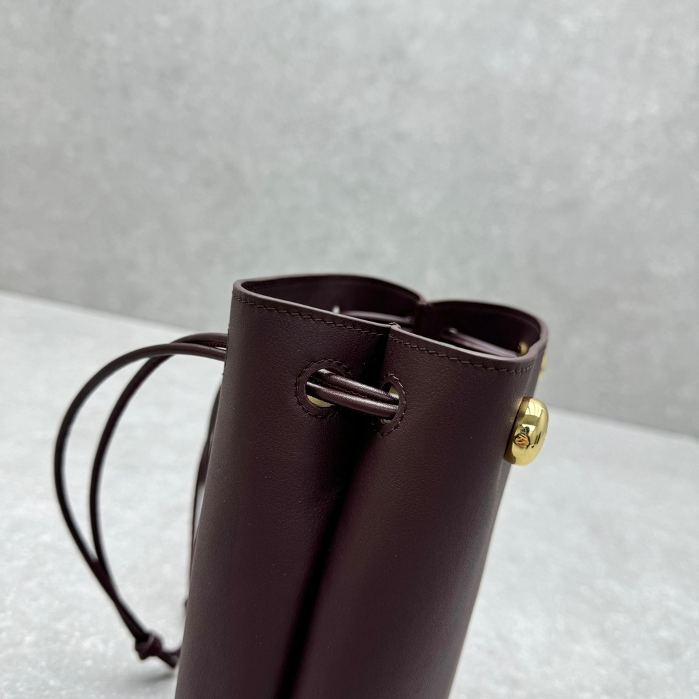 Loewe Pebble Pouch 21 cm