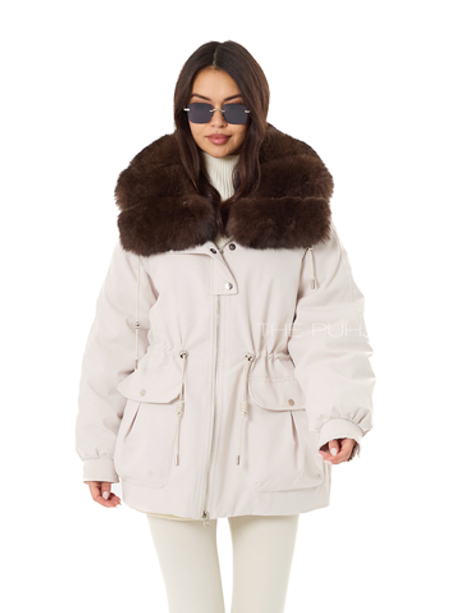 Молочная пуховая парка с меховым воротником