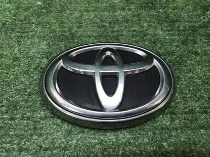 Эмблема решетки радиатора Toyota Fortuner 2 15-нв