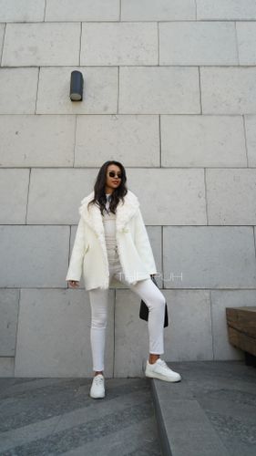 Двубортное укороченное пальто белого цвета