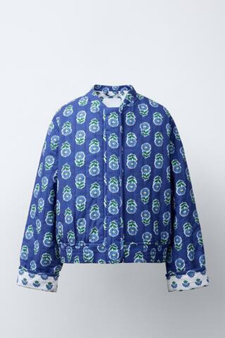ZARA СТЕГАНАЯ КУРТКА С ЦВЕТОЧНЫМ ПРИНТОМ, ВАСИЛЬКОВЫЙ