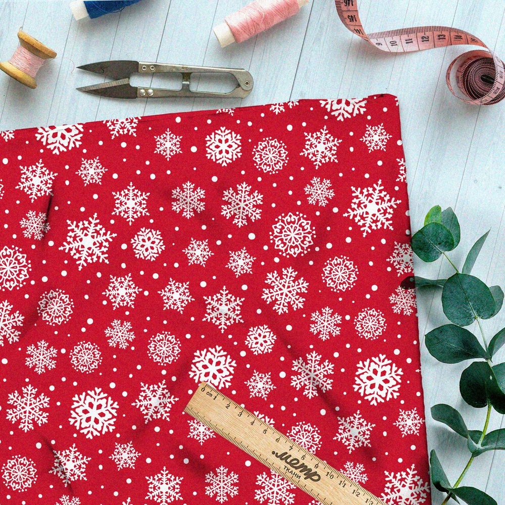 Ткань габардин рождественские снежинки на красном фоне
