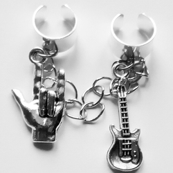 Серьги каффы (без прокола) с цепочкой и подвесками "Рок, гитара" две клипсы соединенные цепочкой.