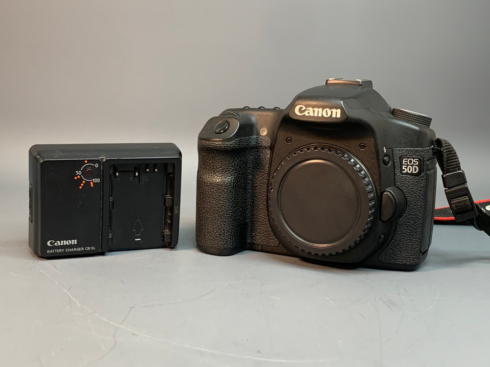 Canon EOS 50D Body 34.000 кадров, снизу след от штатива