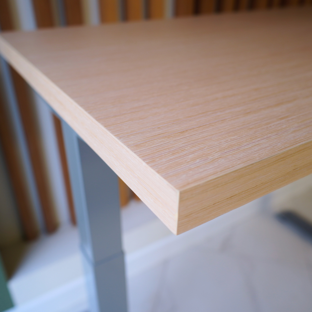 Регулируемый компьютерный стол Motor UP с регулировкой по высоте — столешница МДФ дуб беленый