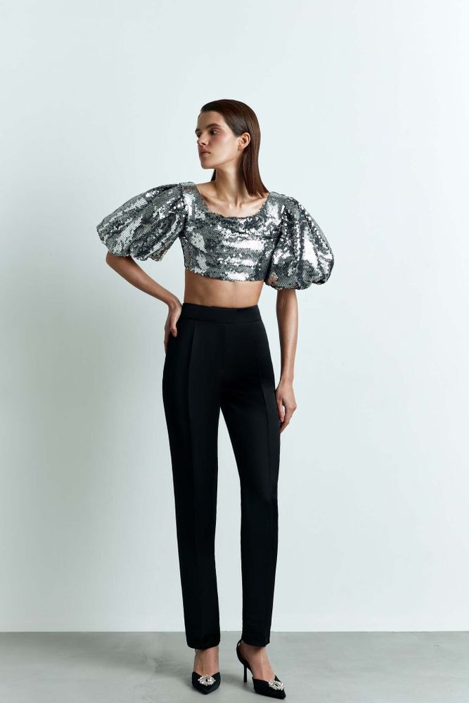 Укороченный топ из пайеток с объемными рукавами