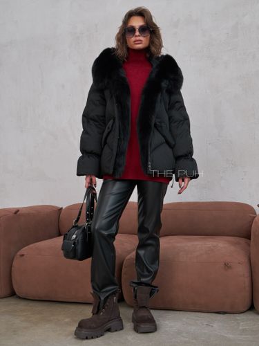 Укороченный черный пуховик с отделкой из меха лисы