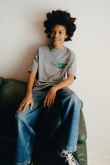 ZARA ФУТБОЛКА С ЭФФЕКТОМ ПОТЕРТОСТИ GREENDAY ®, СЕРЫЙ