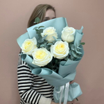 Нежный букет из ароматных пионовидных роз с эвкалиптом