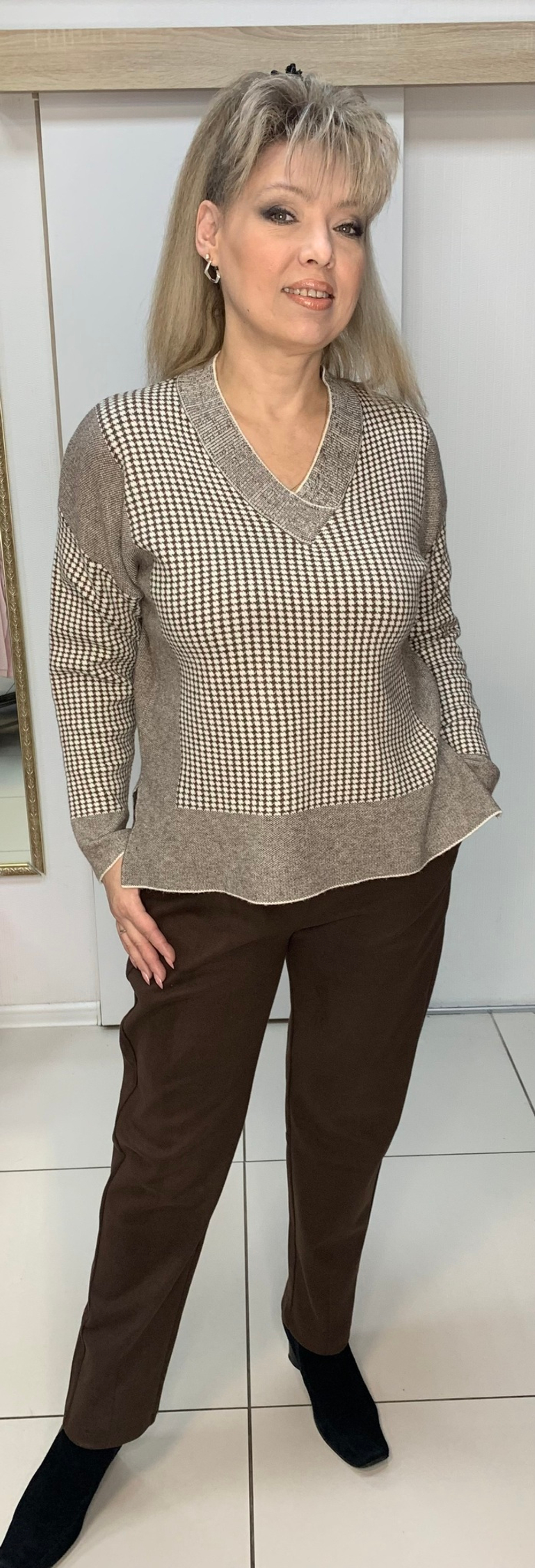 Теплый бежево-коричневый джемпер с разрезами