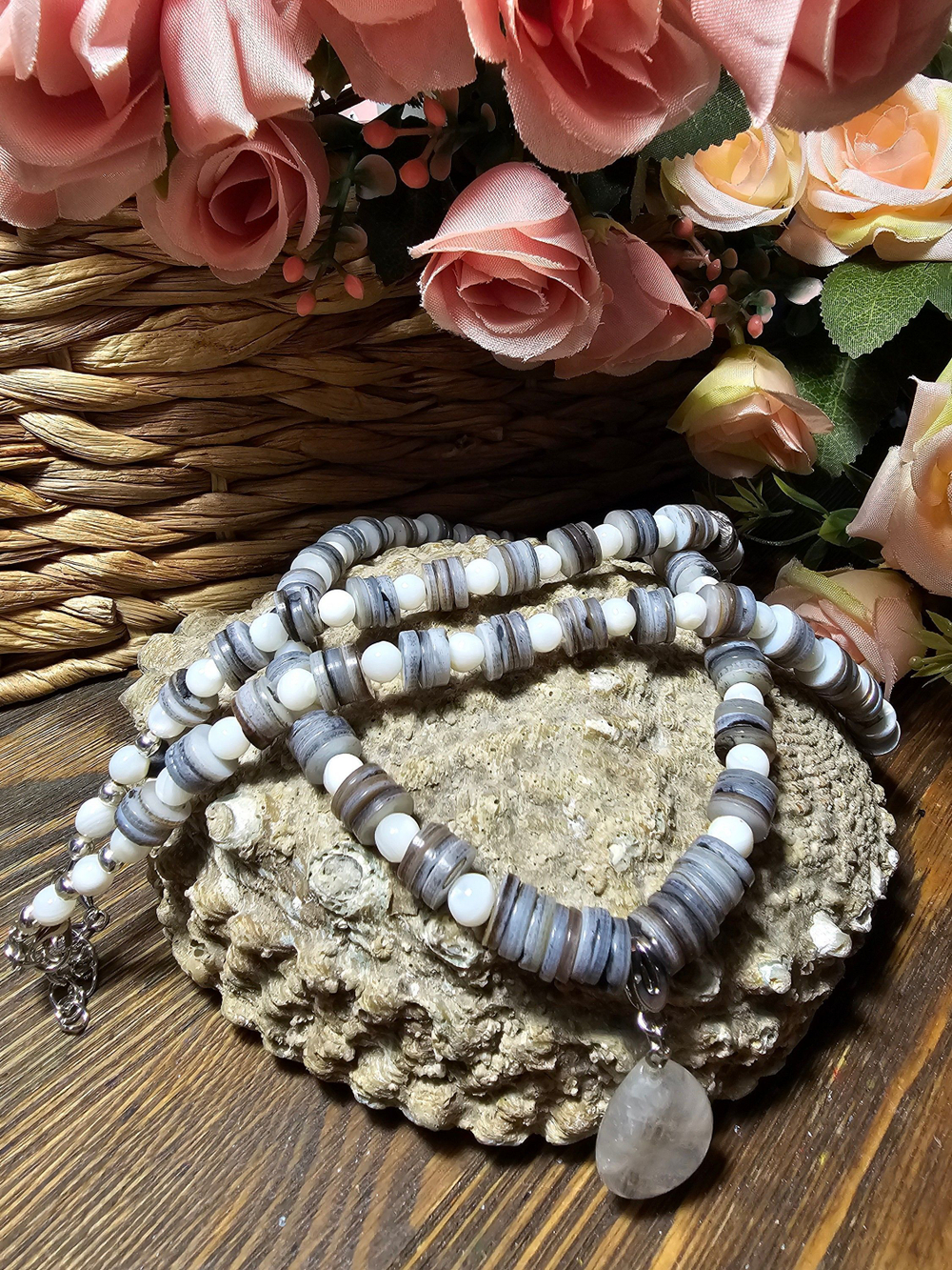 Колье длинное авторское, эксклюзивное, ручной работы из натурального перламутра "Пляжное"