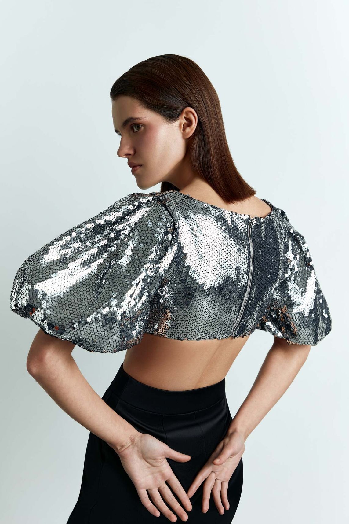 Укороченный топ из пайеток с объемными рукавами