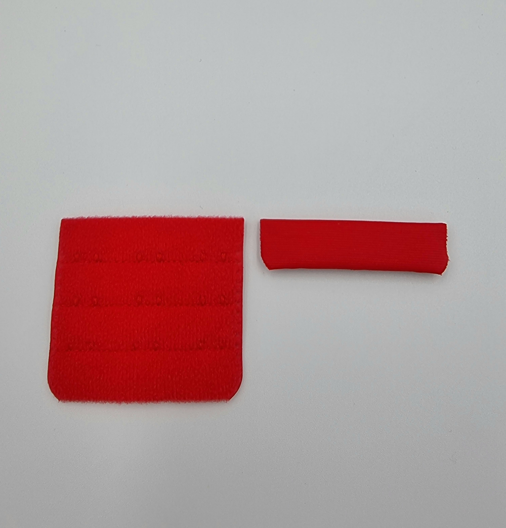 Застёжка для бюстгальтера на 3 крючка красная 57 мм