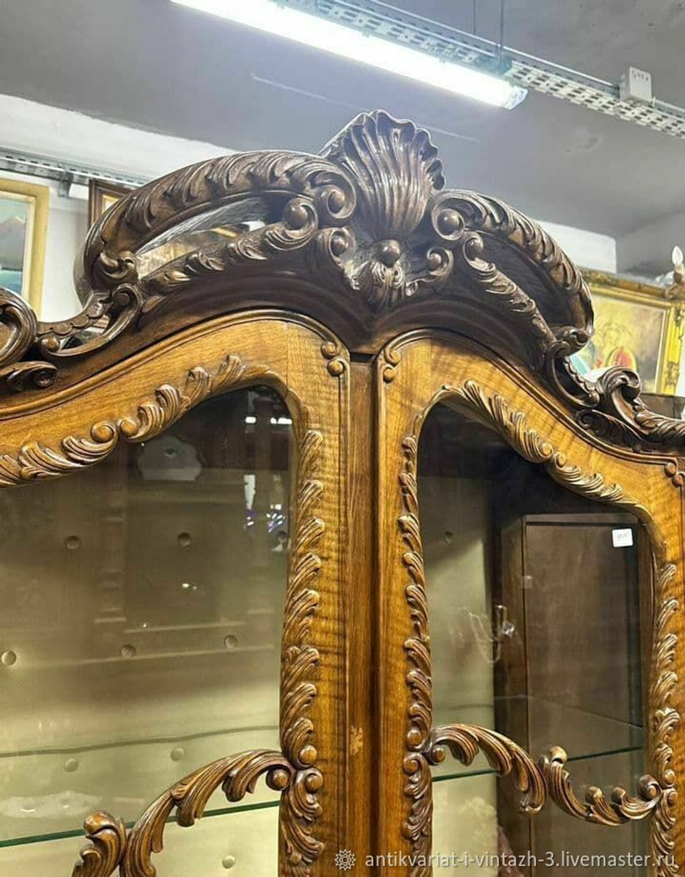 Старинная витрина в стиле Чиппендейл