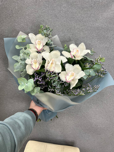 Монобукет из белых орхидей и эвкалипта