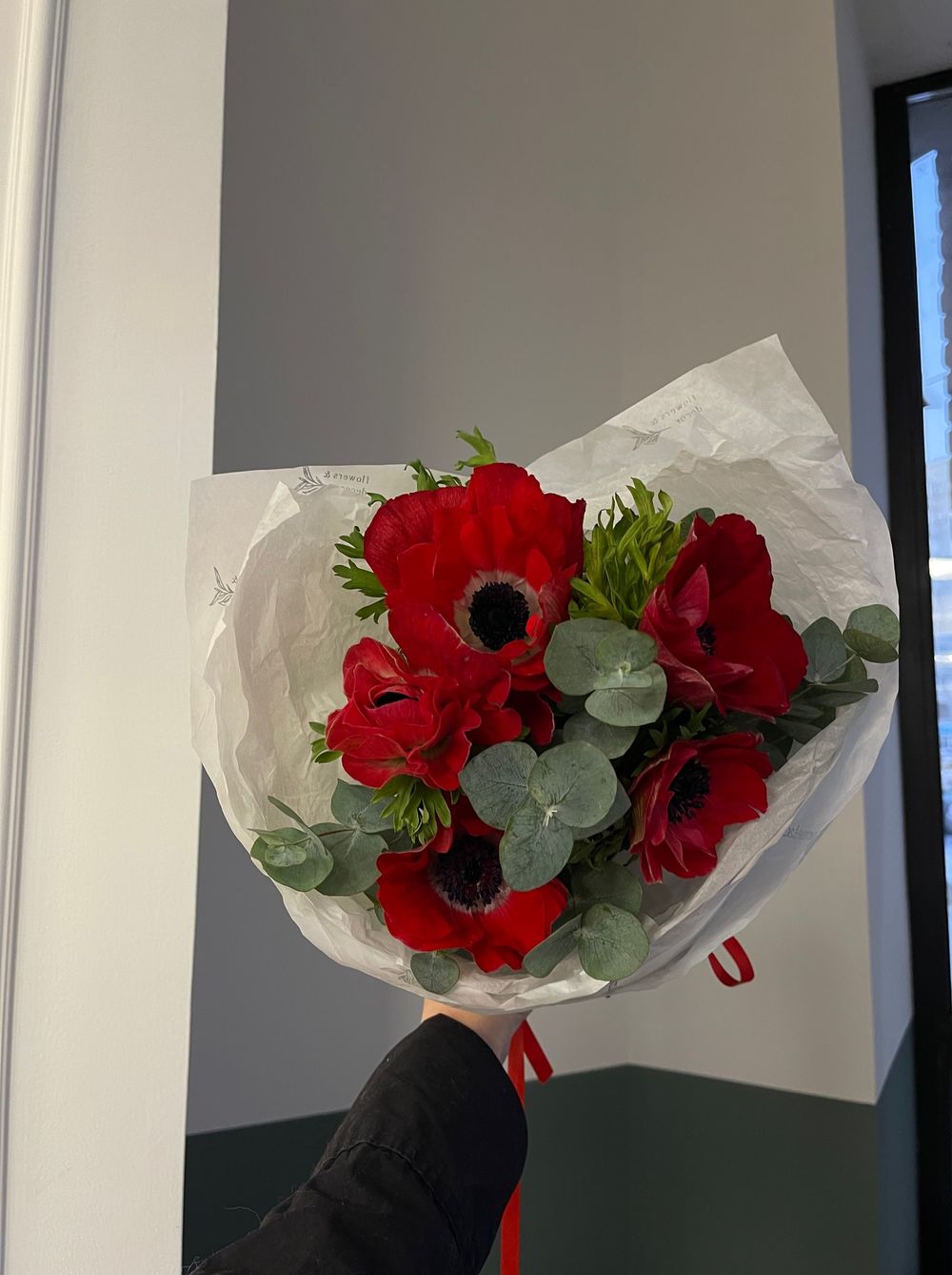 Букет из красных анемонов