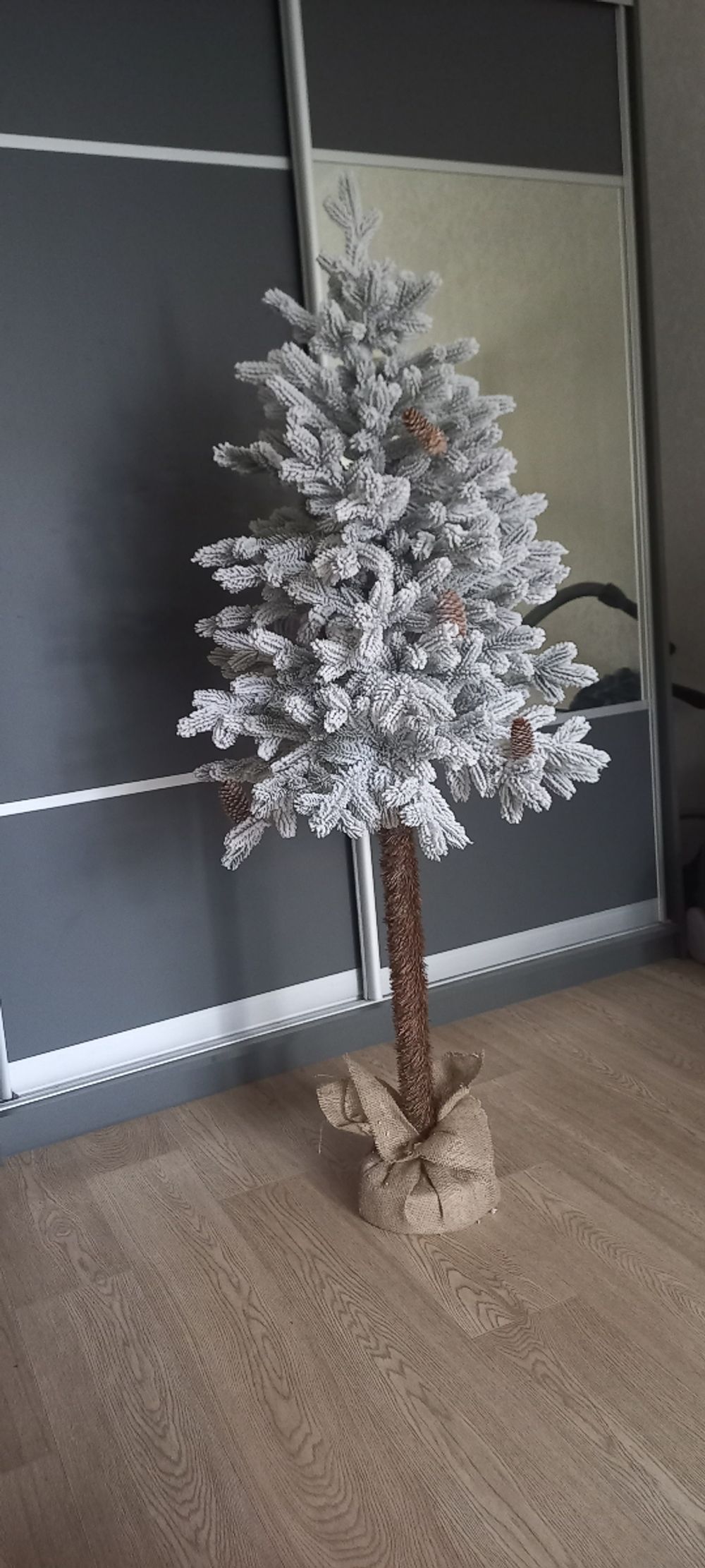 Заснеженная елка на ножке «Камилла» (литая хвоя с шишками) 1,5 м / 150 см