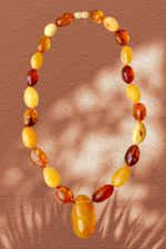 Крупное колье из калининградского янтаря