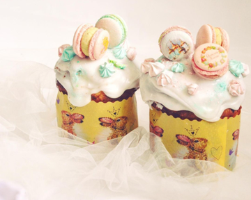 Кулич с макаронс и меренгами