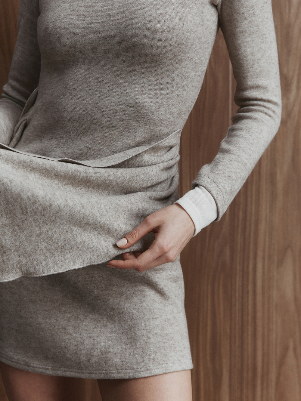 Платье вязаное мини с декоративным поясом, цвет бежевый