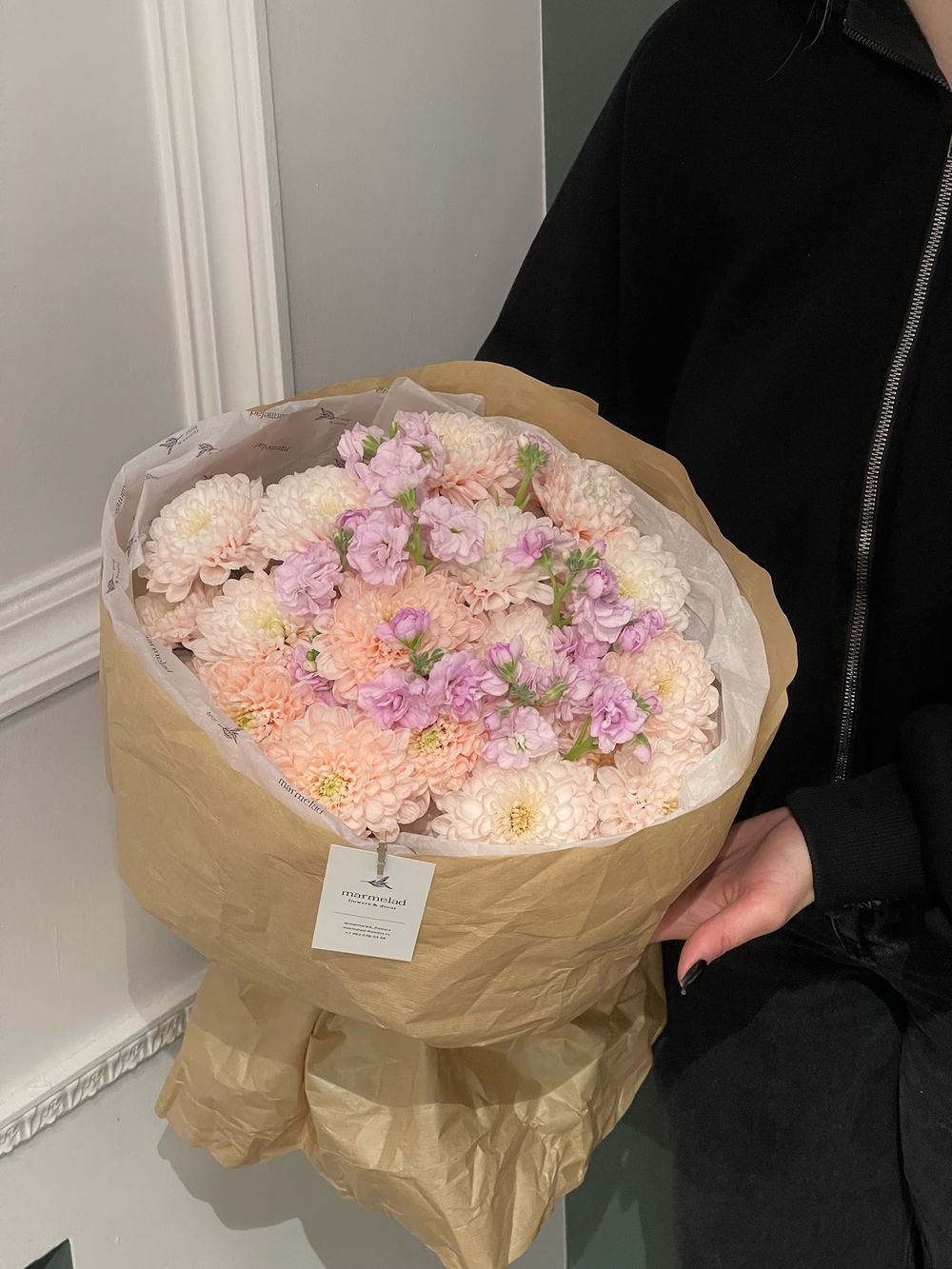 Авторский букет из хризантемы в персиковом оттенке и маттиолы