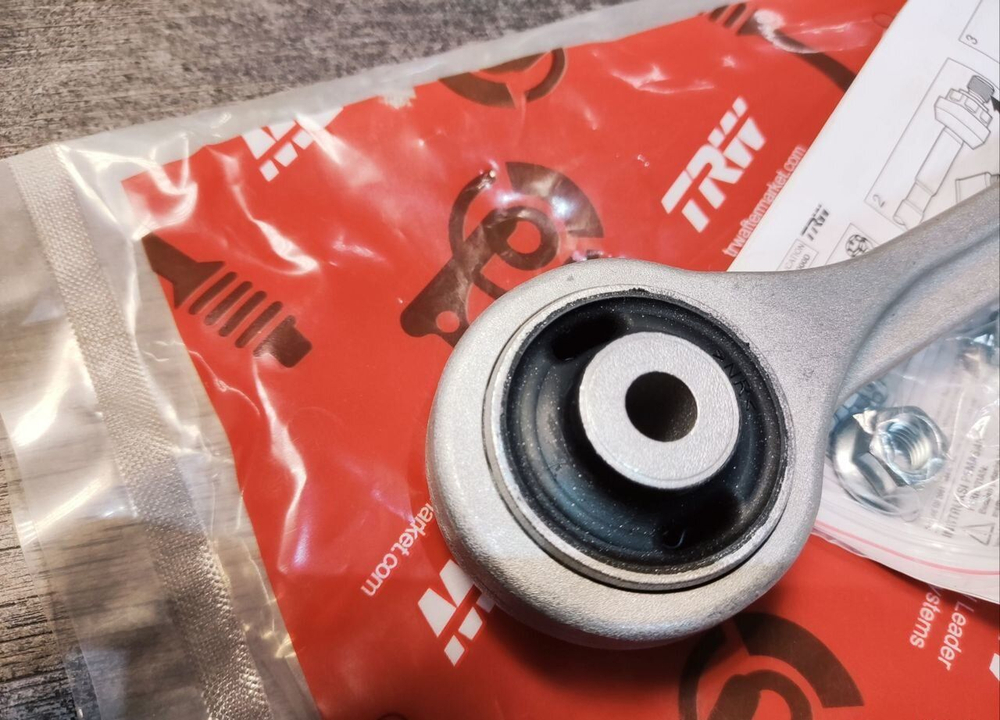 Рычаг передней подвески верхний передний RH TRW