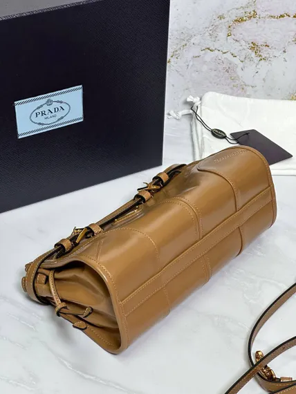 Маленькая кожаная сумка Prada через плечо, коричневый