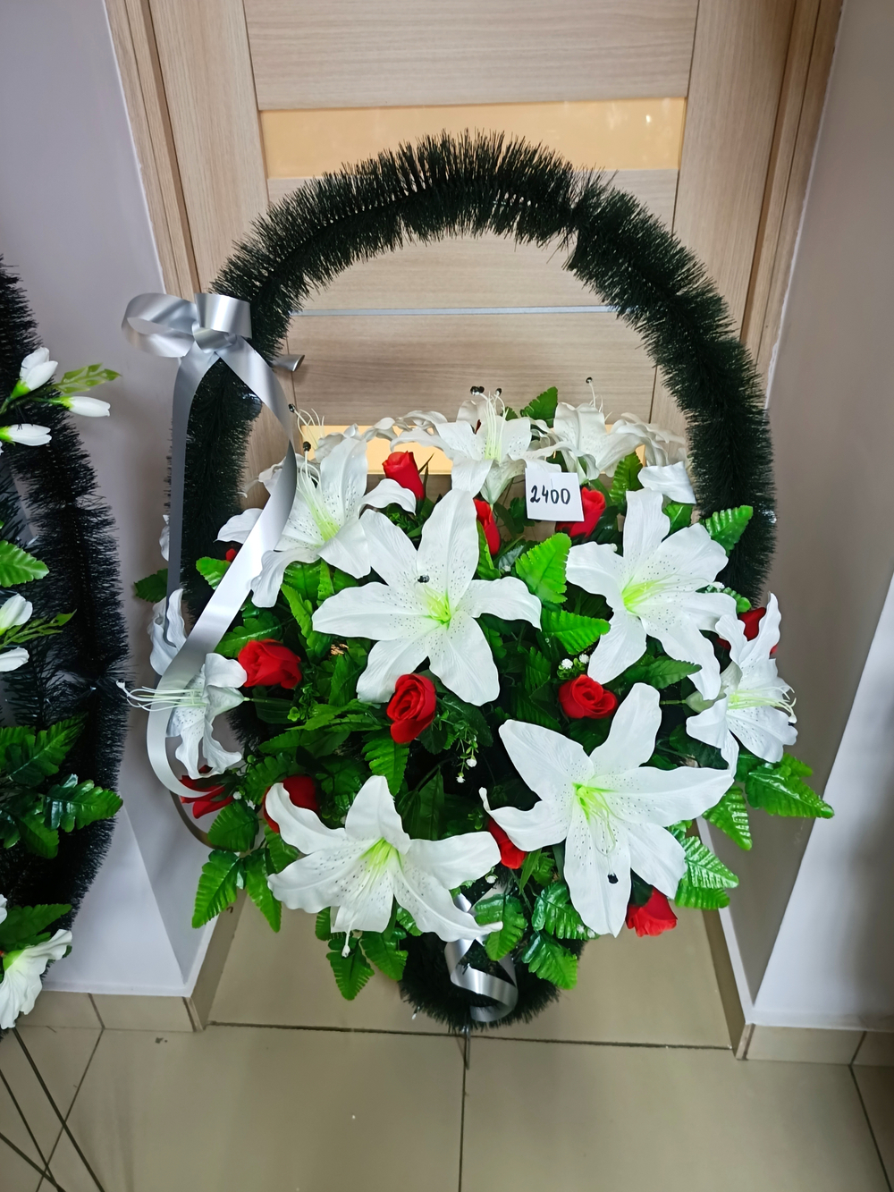 Корзина с лилиями огромная