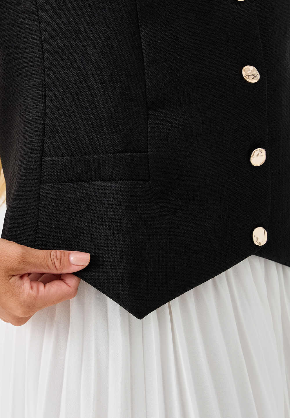 Жилетка с золотыми пуговицами