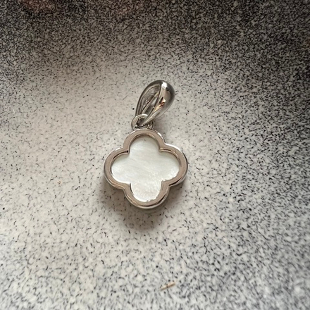 Подвеска Клевер, белый перламутр. Фурнитура для изготовления украшений и аксессуаров.