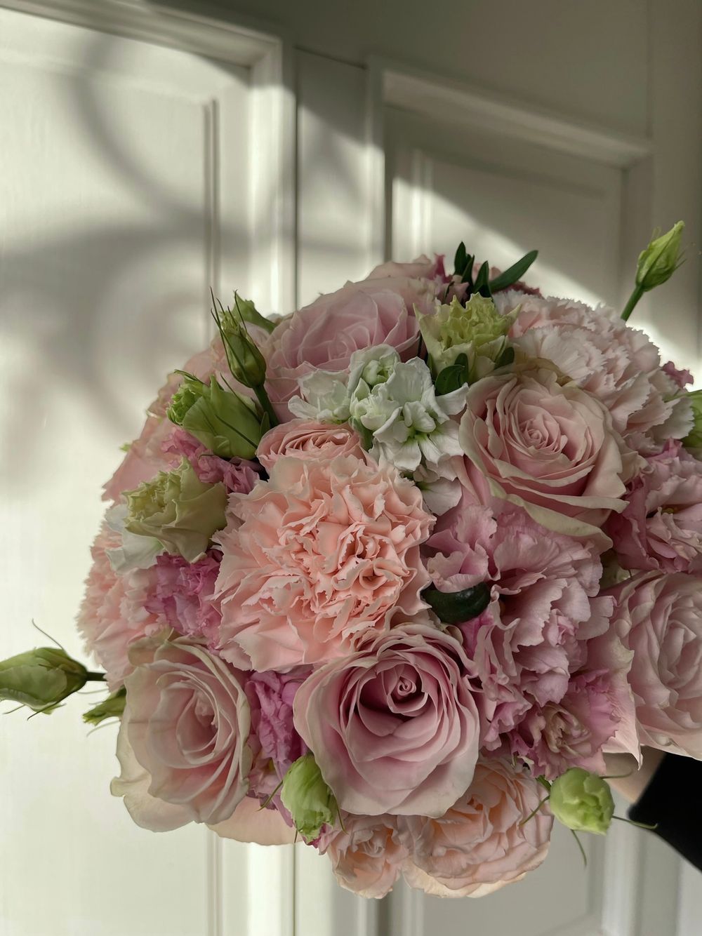 Свадебный букет из диантусов, маттиолы, лизиантуса, кустовых пионовидных и одноголовых роз