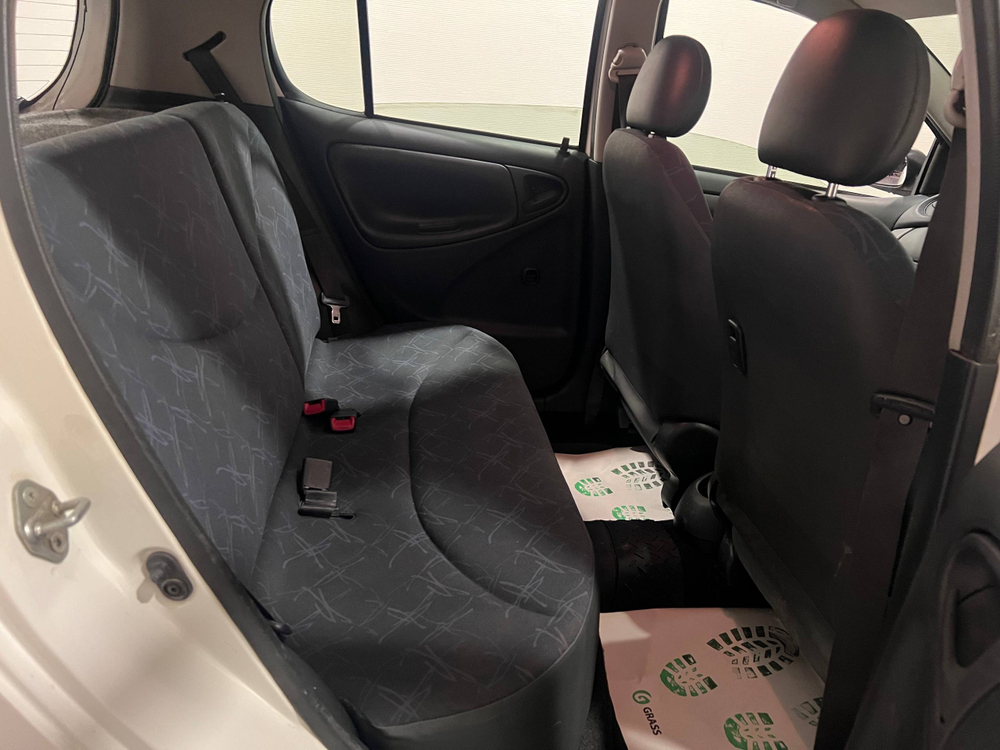 Toyota Vitz, 2004 год