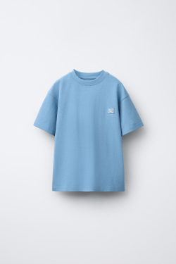 ZARA ОДНОТОННАЯ ФУТБОЛКА С НАШИВКОЙ, СИНИЙ