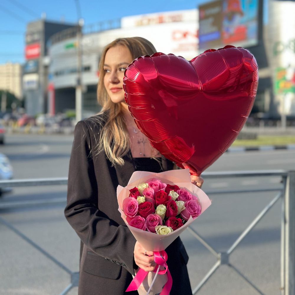 Подарочный набор 19 роз Кения 32см + шар Сердце