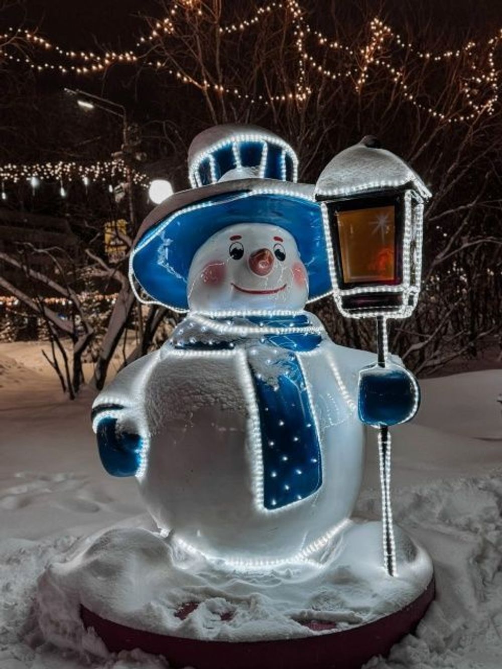 Уличная фигура "Снеговик с фонарем"