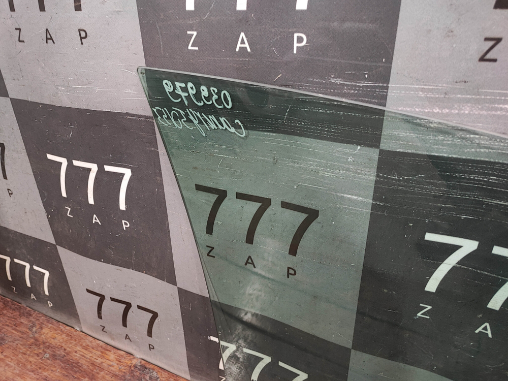 Стекло двери передней левой Toyota Camry (XV50) 11-18 Б/У Оригинал 6810233160