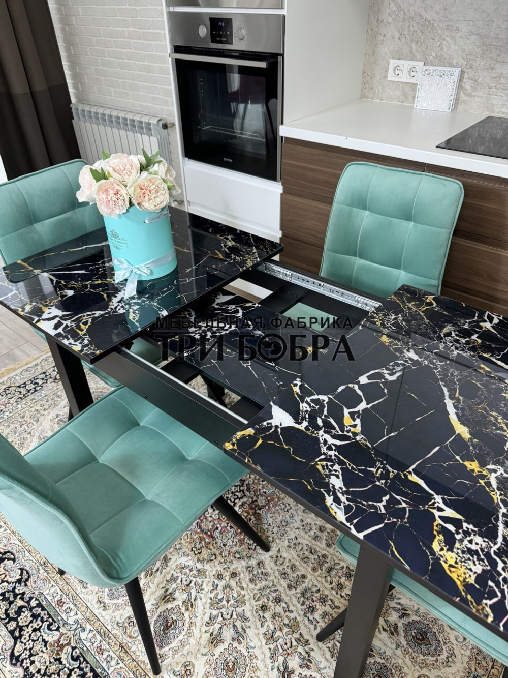 Стеклянный раздвижной стол "Черный мрамор" и стулья "ГУЧИ" тиффани