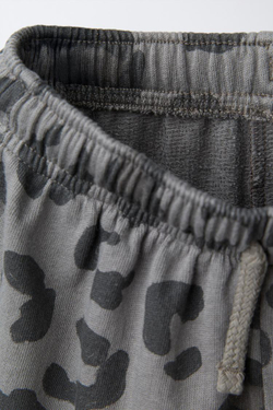 ZARA БРЮКИ STRAIGHT ИЗ МЯГКОЙ ТКАНИ С АНИМАЛИСТИЧЕСКИМ ПРИНТОМ, СЕРЫЙ