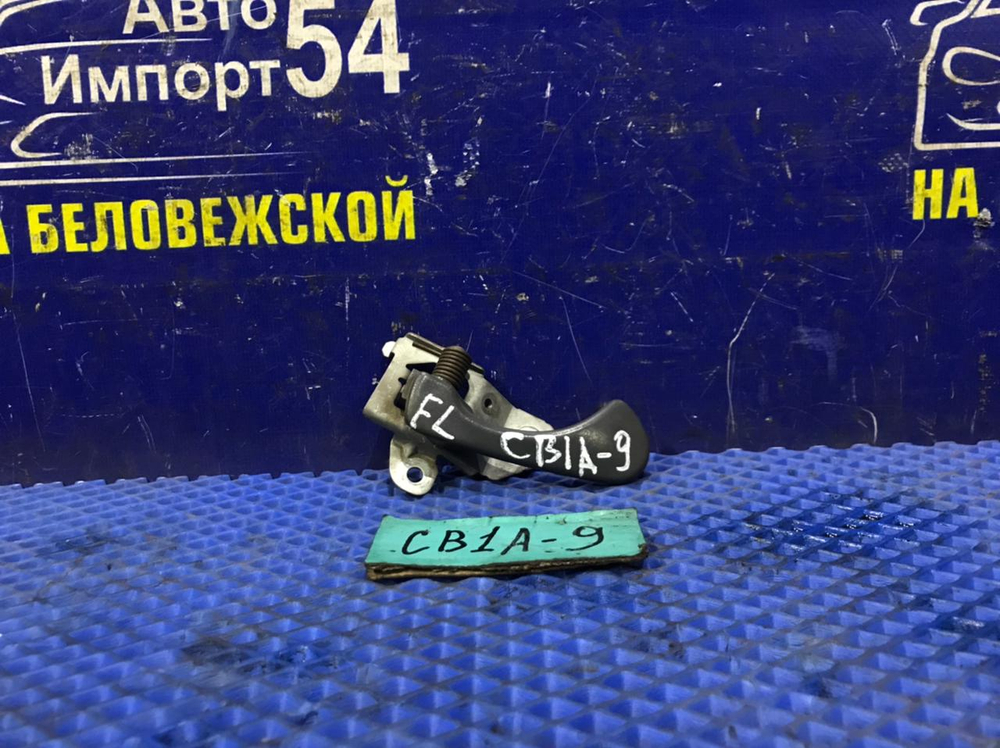 Ручка двери передней левой салонная MITSUBISHI LANCER 1994