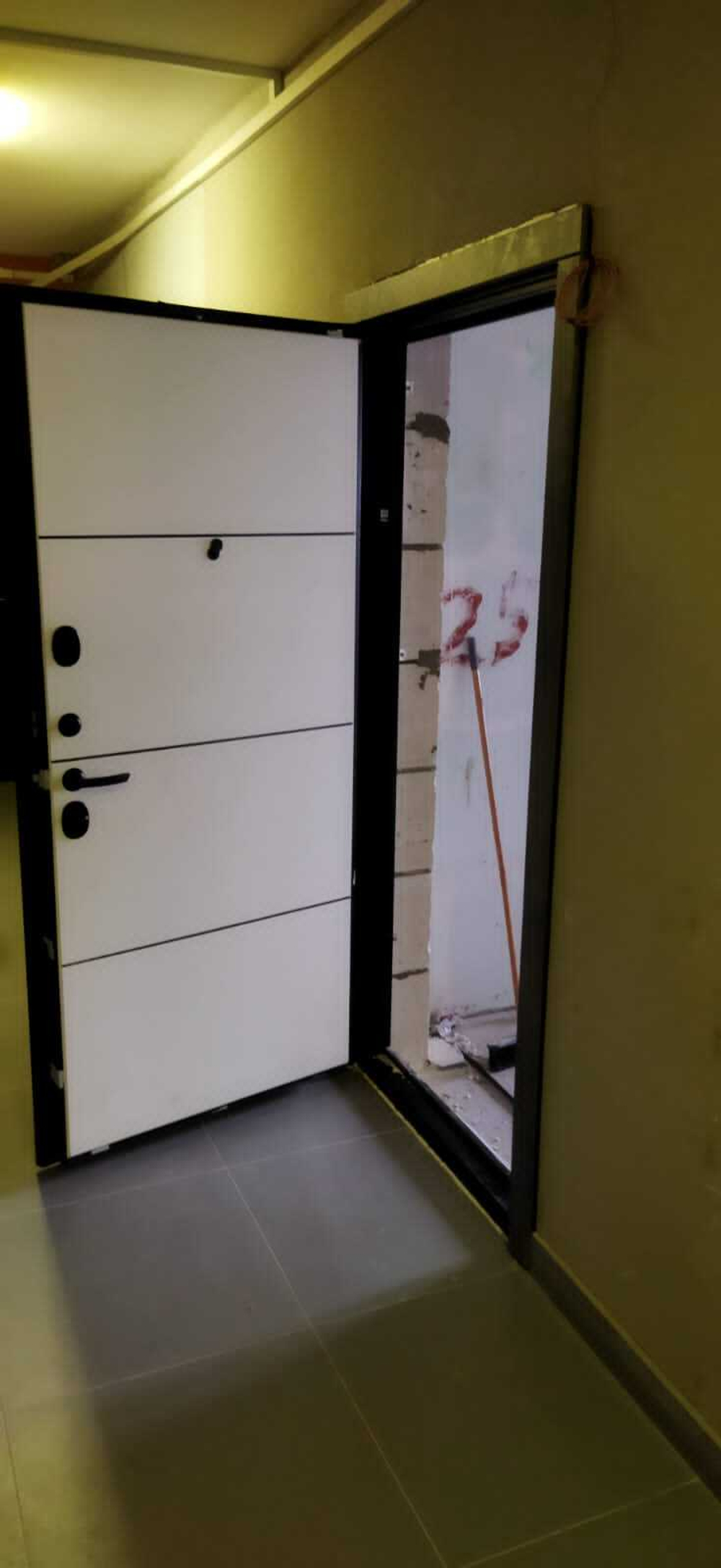 Дверь входная Лабиринт LOFT 25 Белый софт (черная вставка) металлическая