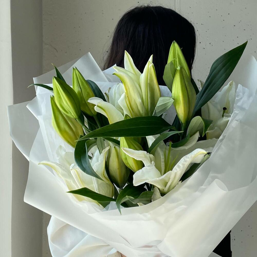 Букет из крупных лилий в дизайнерском оформлении