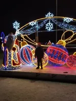 Композиция фигур "Дед Мороз и Снегурочка" со световым панно и шарами елочными