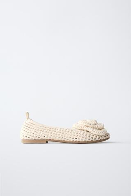 ZARA БАЛЕТКИ С ЦВЕТКОМ ИЗ КРУЖЕВА КРОШЕ, ЭКРЮ