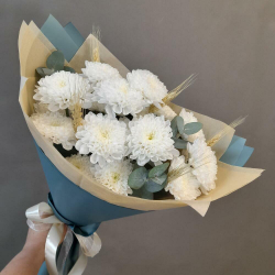Букет из кустовых хризантем в синей упаковке