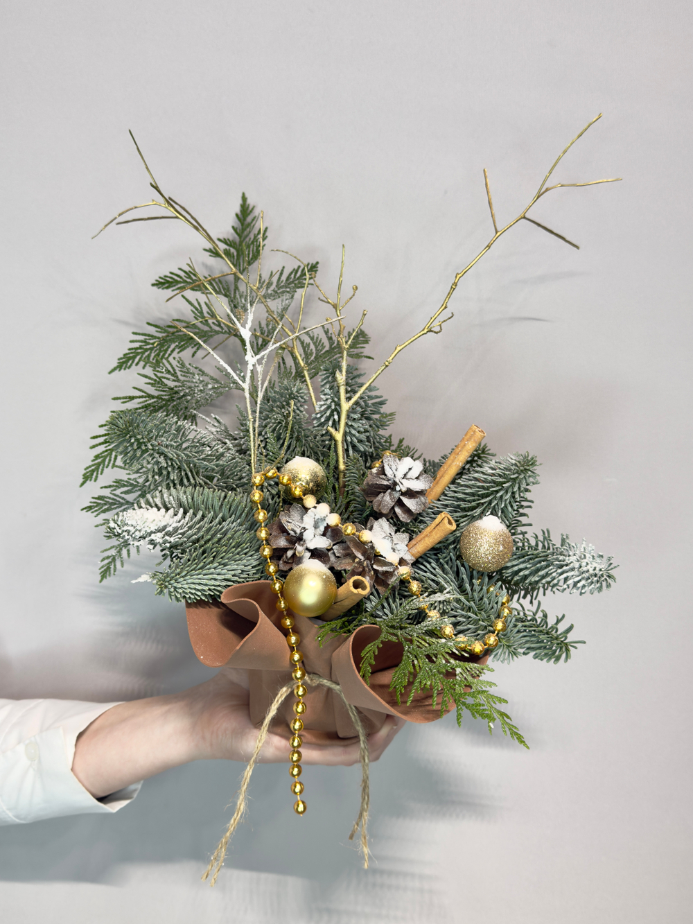 «Хогвартс в Букете» новогодняя композиция из нобилиса, корицы и украшений